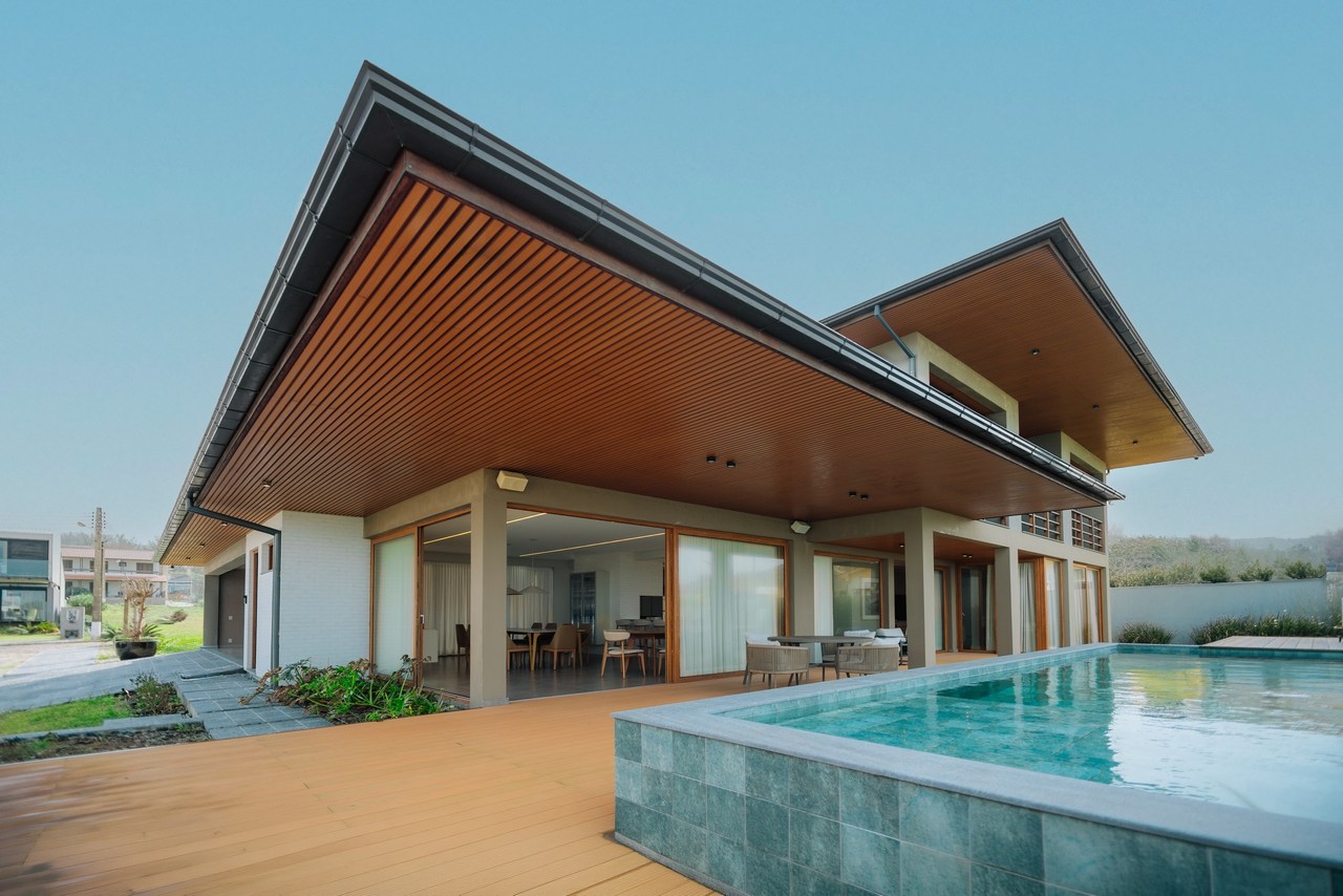 Casa do Farol de Santa Marta, projeto Marcos Sônego, com piscina e beiral de madeira